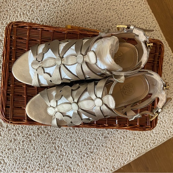 Tory Burch Metallic Gold Sandal Designer - Picture 2 of 7